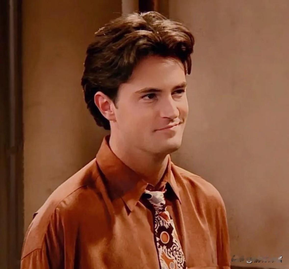 怀念那个最喜欢的好莱坞明星——马修·派瑞。近日，一名曾向《老友记》明星马修·