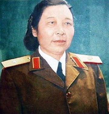 1955年，开国女将军李贞回乡探亲，遇到了打骂她的第一任丈夫古老三，当二人再相见