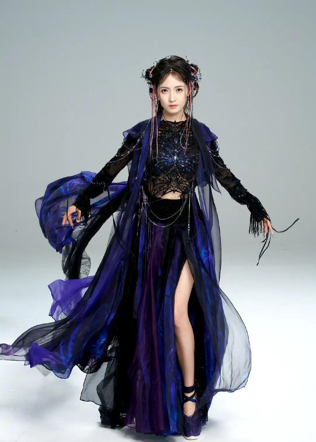 陈钰琪这套衣服，出现在时装秀上定能博得关注，但是放在中国古装剧里，简直就是不伦不