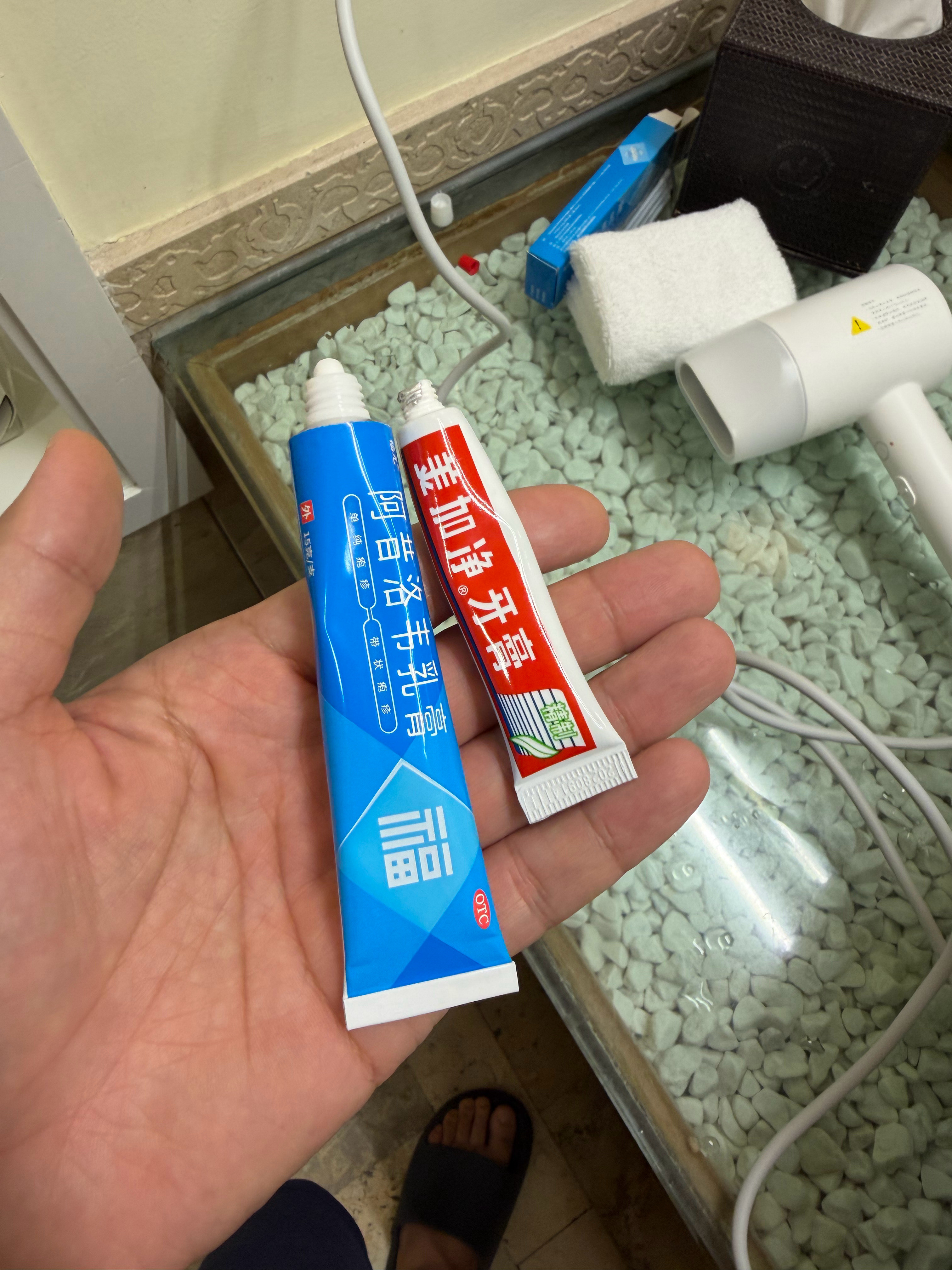 被自己蠢哭了这两天上火，鼻子要抹药，洗完澡后，我就顺手把药摸了抹了以后，感觉怎么