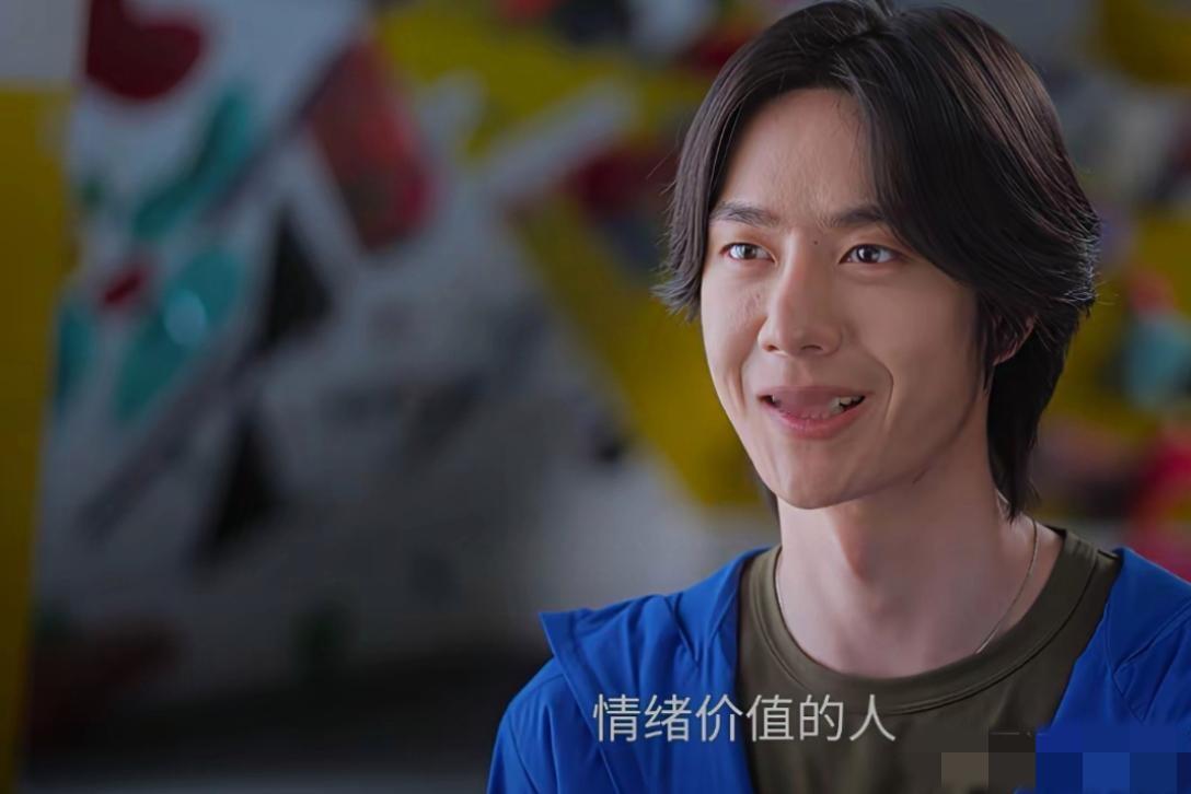 没想到王一博的花期也不长哈：看上去唇若涂朱，鼻似秀峰，皮肤有些松弛，面颊稍显凹陷