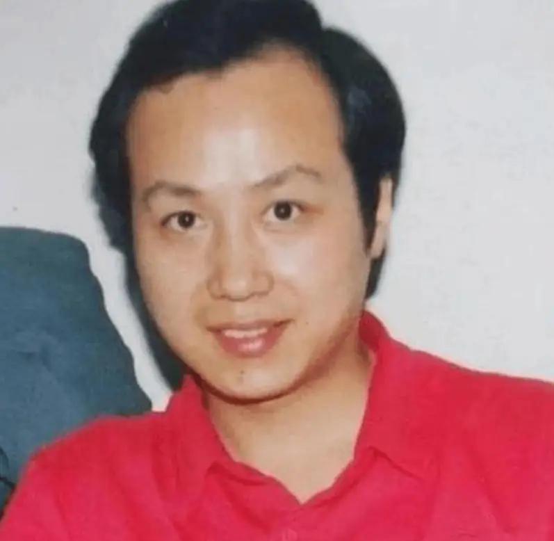 著名主持人罗京，去世多年后，母亲患上老年痴呆，妻子带着儿子改嫁了一位富商，可是儿