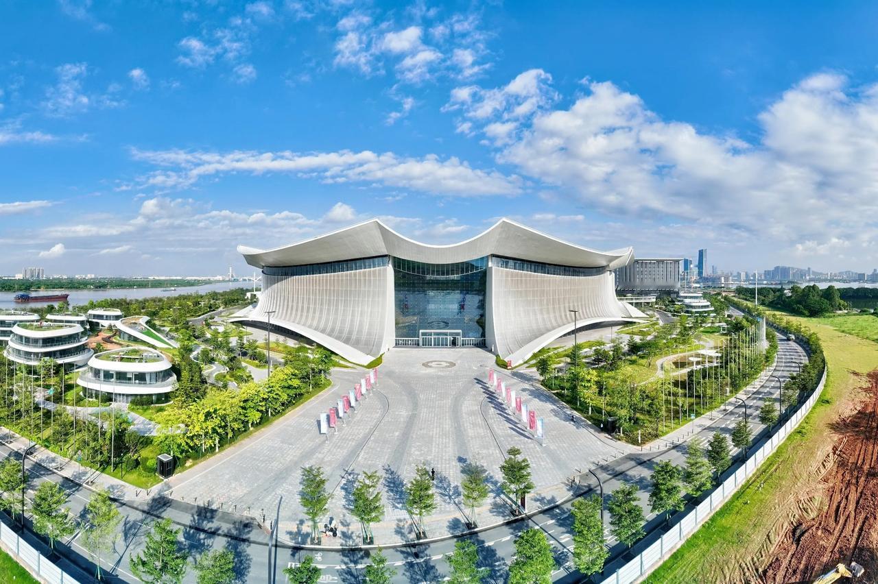 【南沙木棉花将花4950万提升改造】目前被作为南沙乃至广州开大会的专业户，南沙国