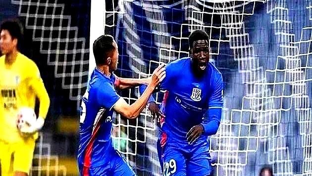 申花处理伤病，真是吃过大亏了。当初阿马杜左膝韧带重伤，医生说得养3-4个月。