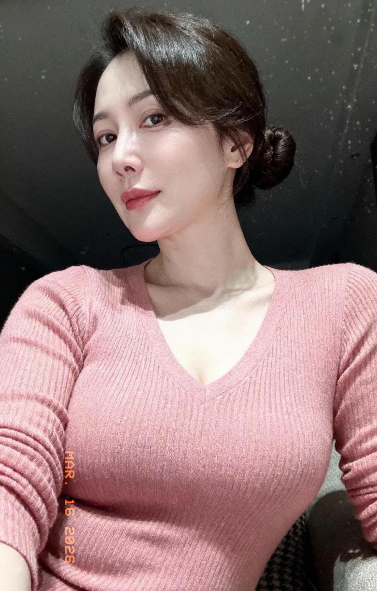 说出来不怕大家笑话，我老公今年42岁了，每天下班一回家，第一件事就是过来搂着