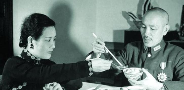 蒋介石的菜单，二十六年没人敢换。士林官邸的厨师林昌城记得：一碗鸡汤，一碟盐笋，一