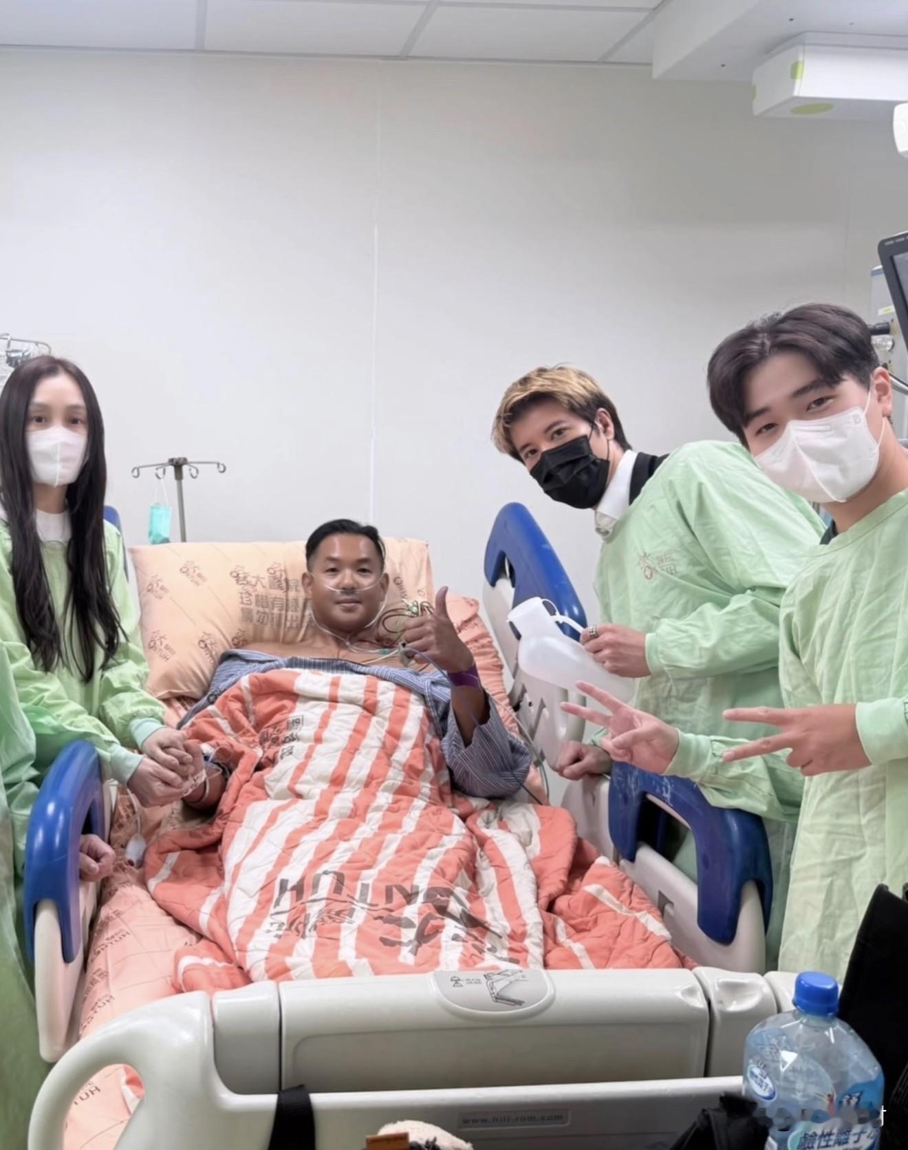 王力宏穿西装拿尿壶是何意味，太抽象了！为什么他们每个人都油腻腻的。黑人对发型管理真是严格，病榻上也要