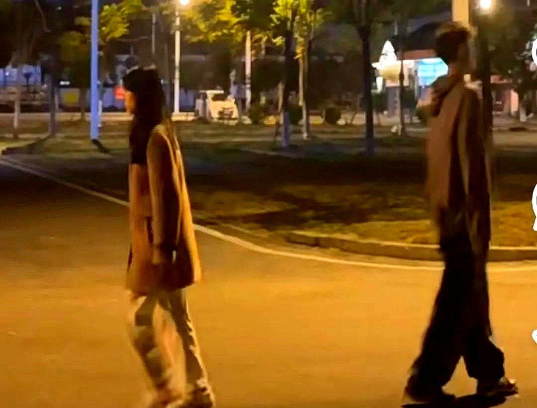 夫妻俩离完婚出来，丈夫说："能让我再拥抱你一次吗？"妻子点点头，俩人紧紧抱了一下