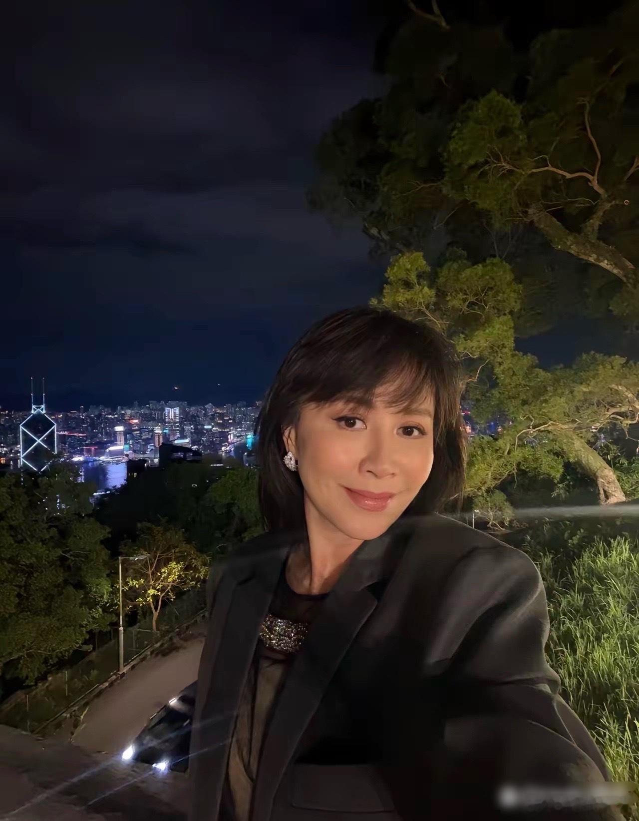 60岁刘嘉玲晒豪宅夜景，在家里就可以看维港全景，风景独好。这就是花费5亿的山顶豪