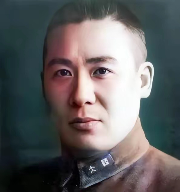 杨遇春是黄埔三期生，23岁就当上红军师长。但在1933年苏区运动中，他的父母、叔