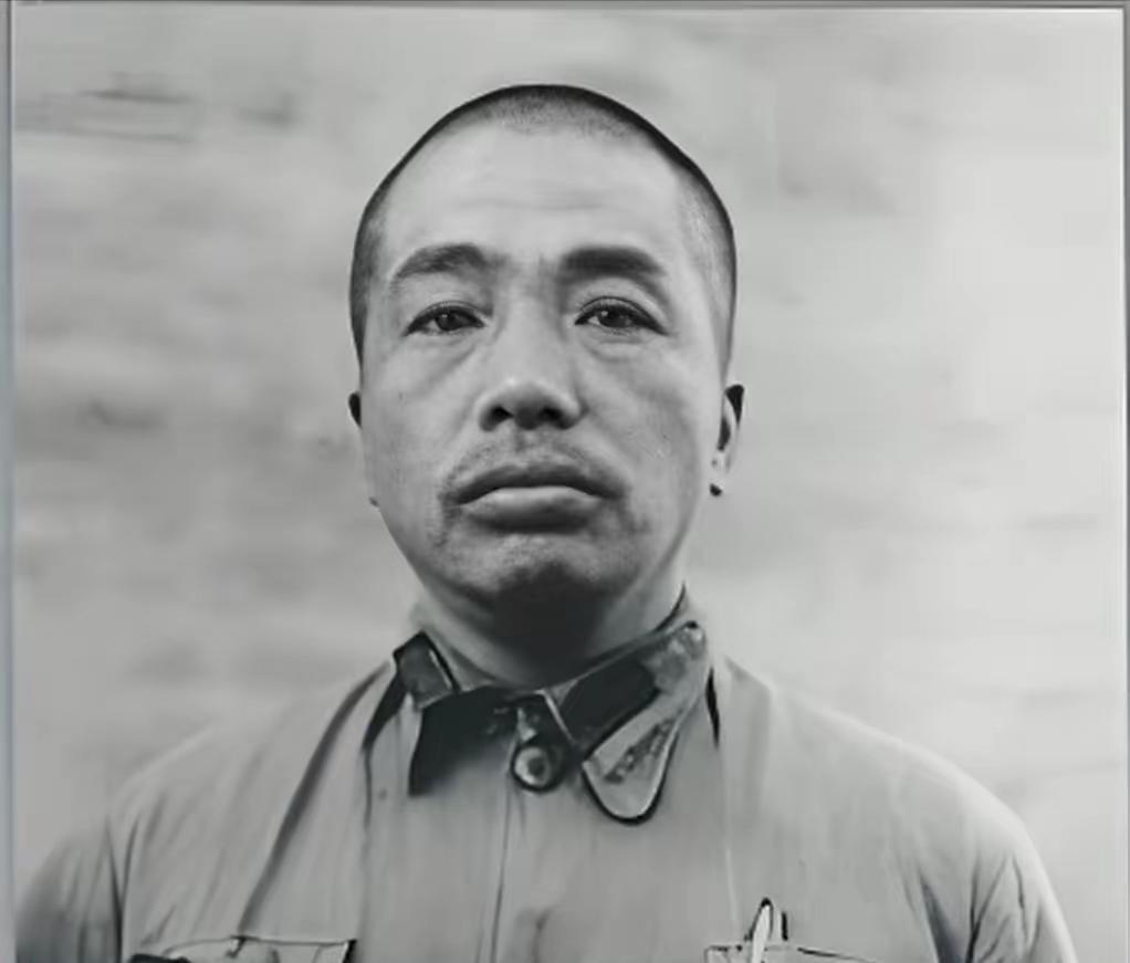 彭德怀带着警卫和参谋奔赴朝鲜前线，1950年10月的夜里还没亮，那摊局势乱如麻团