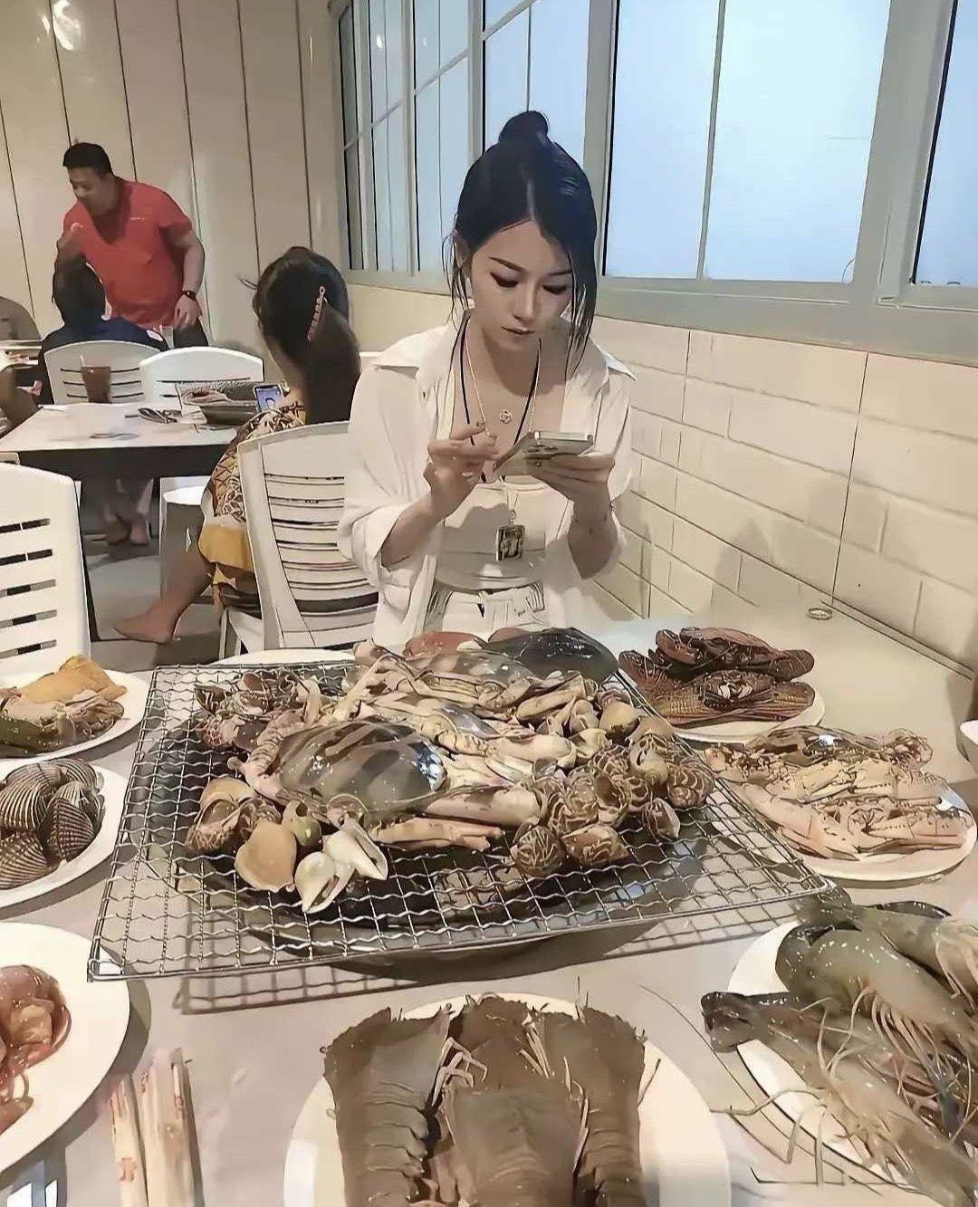 这是网友的相亲对象，从她的行为和点的菜来看，你们觉得这个相亲对象怎么样？