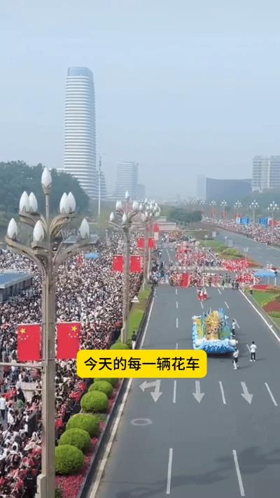 湖北国庆花车巡游燃爆武汉！这阵容直接看跪全网刷到完整版视频瞬间沸腾！最疯的是