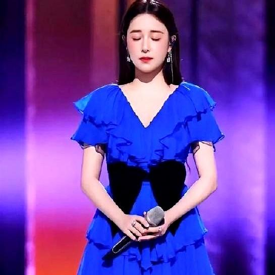 阚清子产后复出唱《爱的代价》，直接在浪姐舞台上崩了。全开麦直播，没垫音，唱到