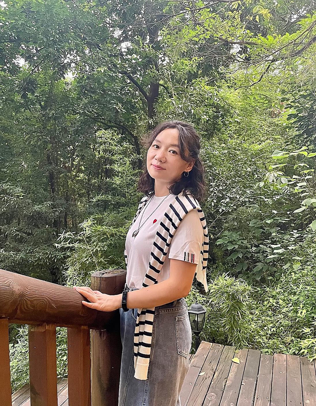 不用怀疑，一个过了四十岁的女人，根本无需查她的证件，只看一眼走路，就能读懂时
