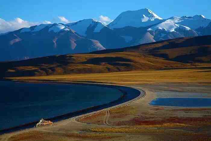 西藏·纳木错，湖面像海一样辽阔，玛尼堆连成的轨迹，摇曳的五彩经幡，她圣洁的美让人