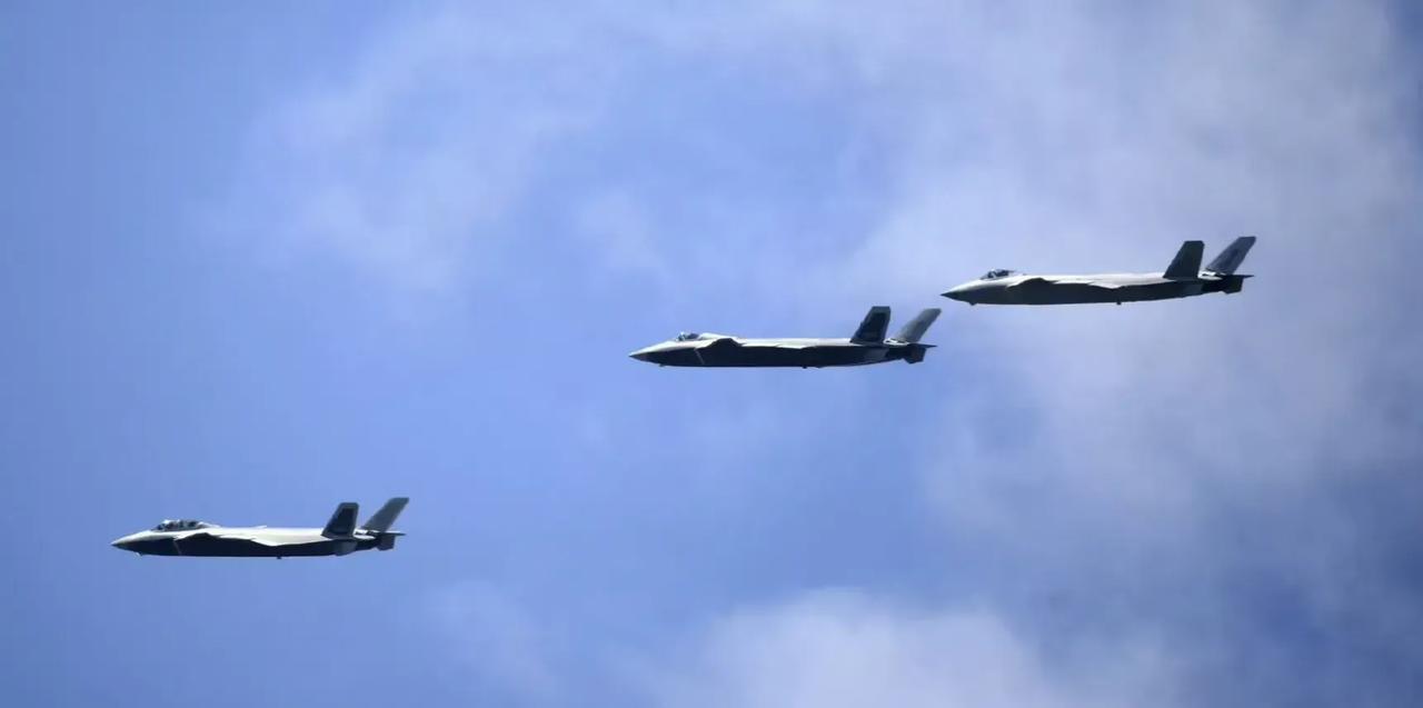 威龙三兄弟现身排练！J20、J20A、J20S！很快有J20B加入，组成目前蓝星