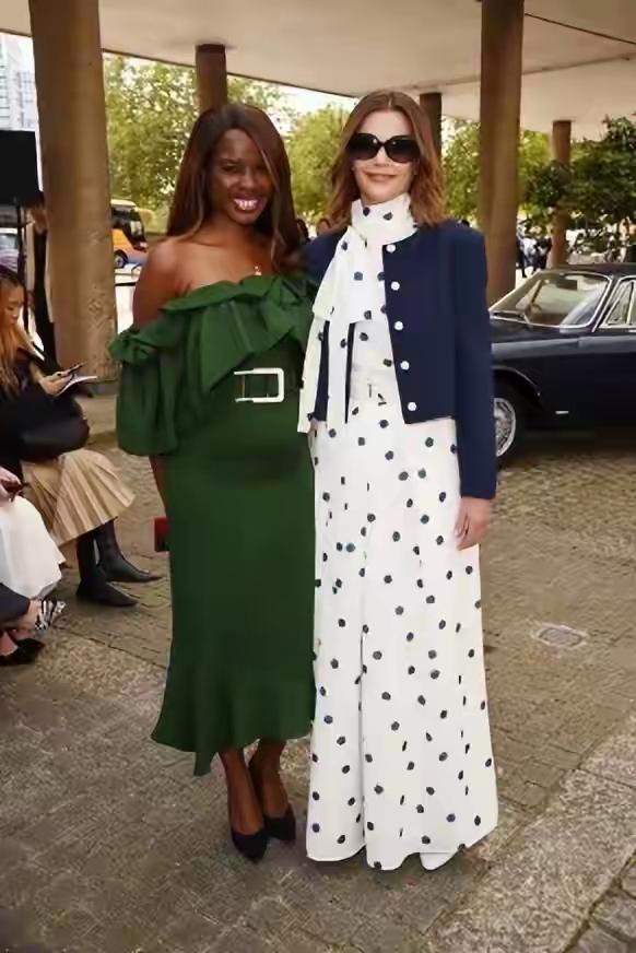 斯塔默妻子是犹太人，她站在黑人旁边好美丽。鲜花还需绿叶衬，白皮肤让黑皮肤衬得更白