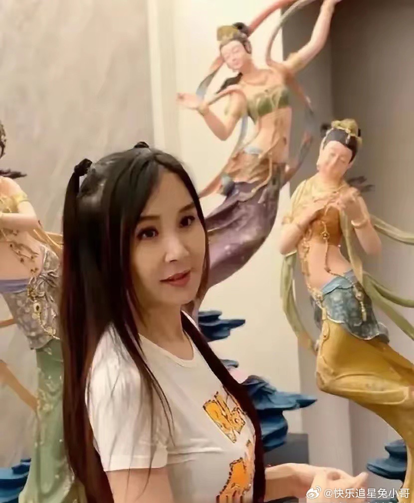 台湾第一美女萧蔷，如今已经62岁了，但是容貌跟身段依然看起来像18岁的小女孩一样