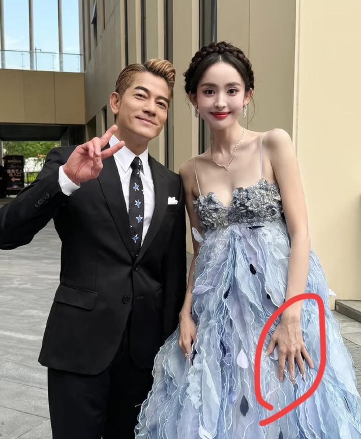 终于弄明白，为什么古力娜扎有那么多大老板喜欢了！甚至郭富城都笑的合不拢嘴，其