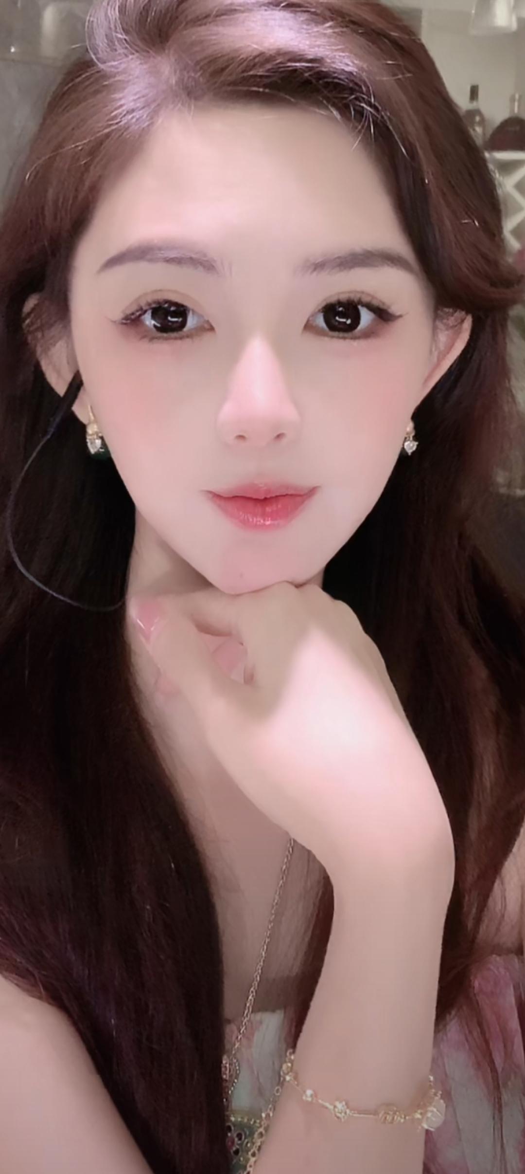 这姑娘打扮得真精致。