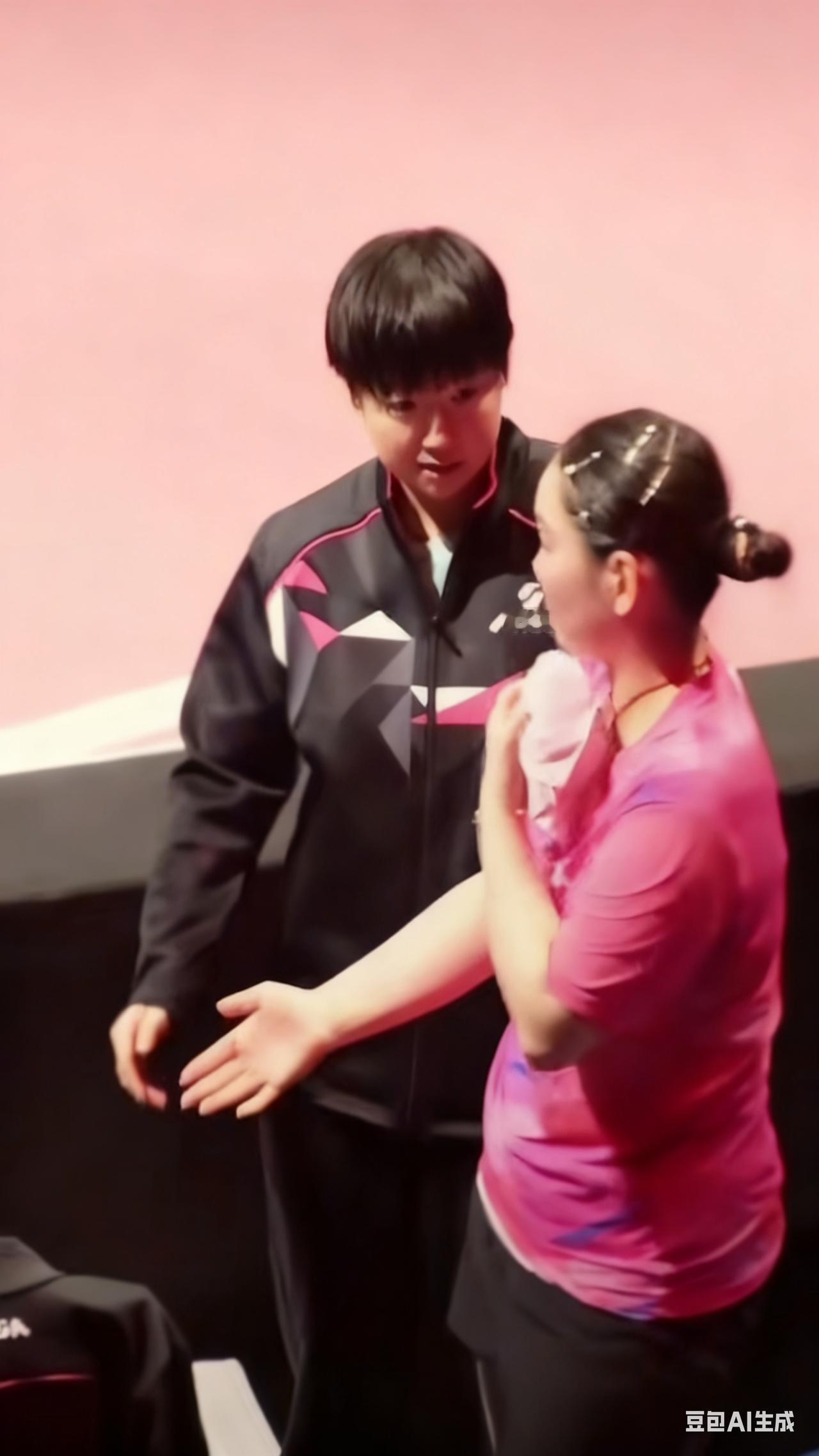 终于搞明白，莎莎为什么如此受欢迎何卓佳痛哭时，莎莎一个动作就爆出了她的人品。