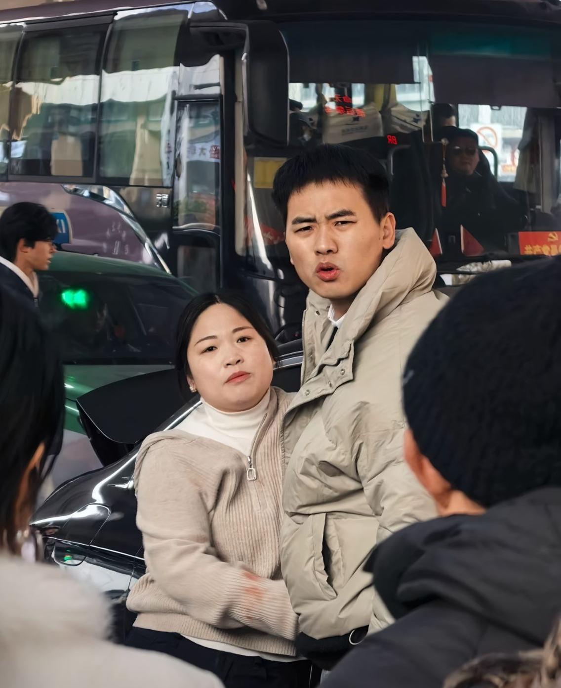 郑州街头奔驰男当街为小三暴打原配，这样的狗血戏码一直不断。作为女人，遇到这样的事