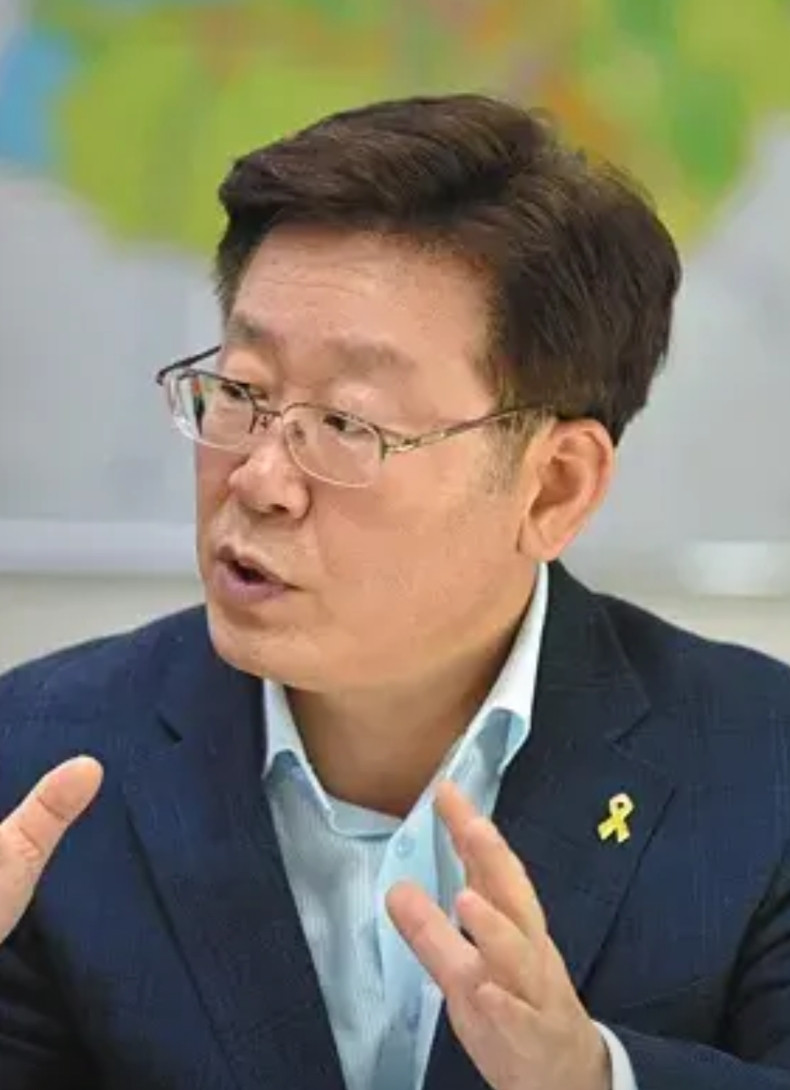 李在明出席九三大阅兵的理由1.邻居家有重大活动，受邀前来参加属于正常的礼尚往来