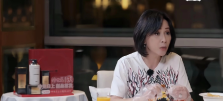 原来梁朝伟这么深爱刘嘉玲，吵架了宁愿自己去打墙，也不会动刘嘉玲一根手指头。