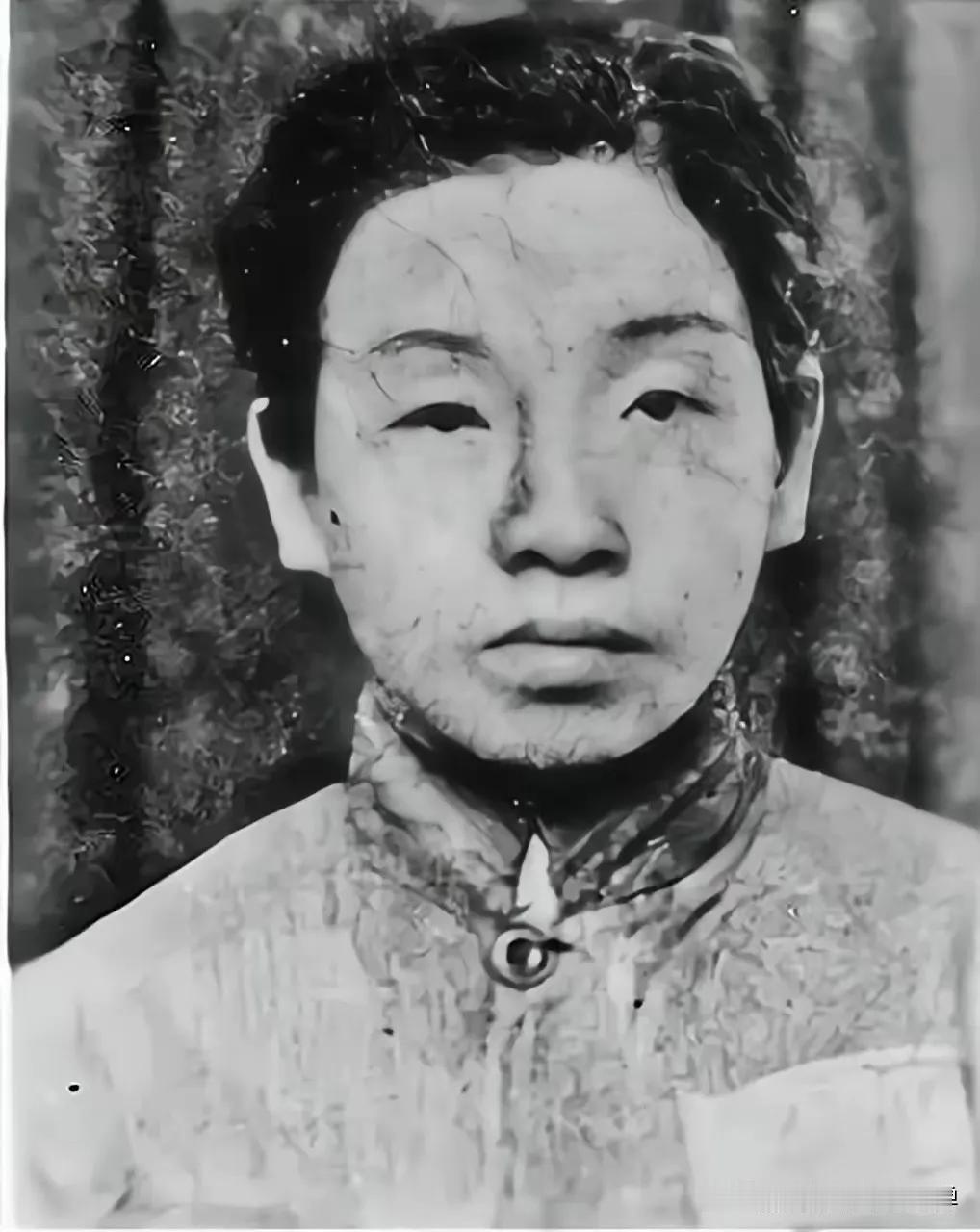 渣滓洞监狱中，特务给女共产党员邓惠中icon上老虎凳时，无意中碰了一下她的脚底板