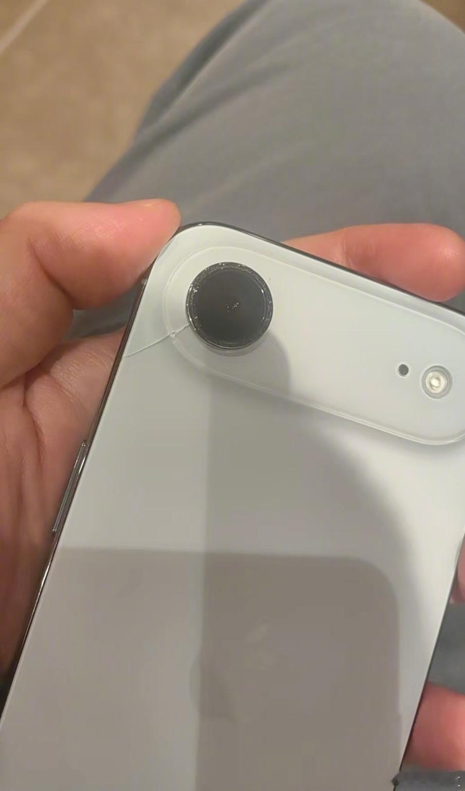 小心使用，刷到了不少iPhoneAir裂了[捂脸哭]​​​