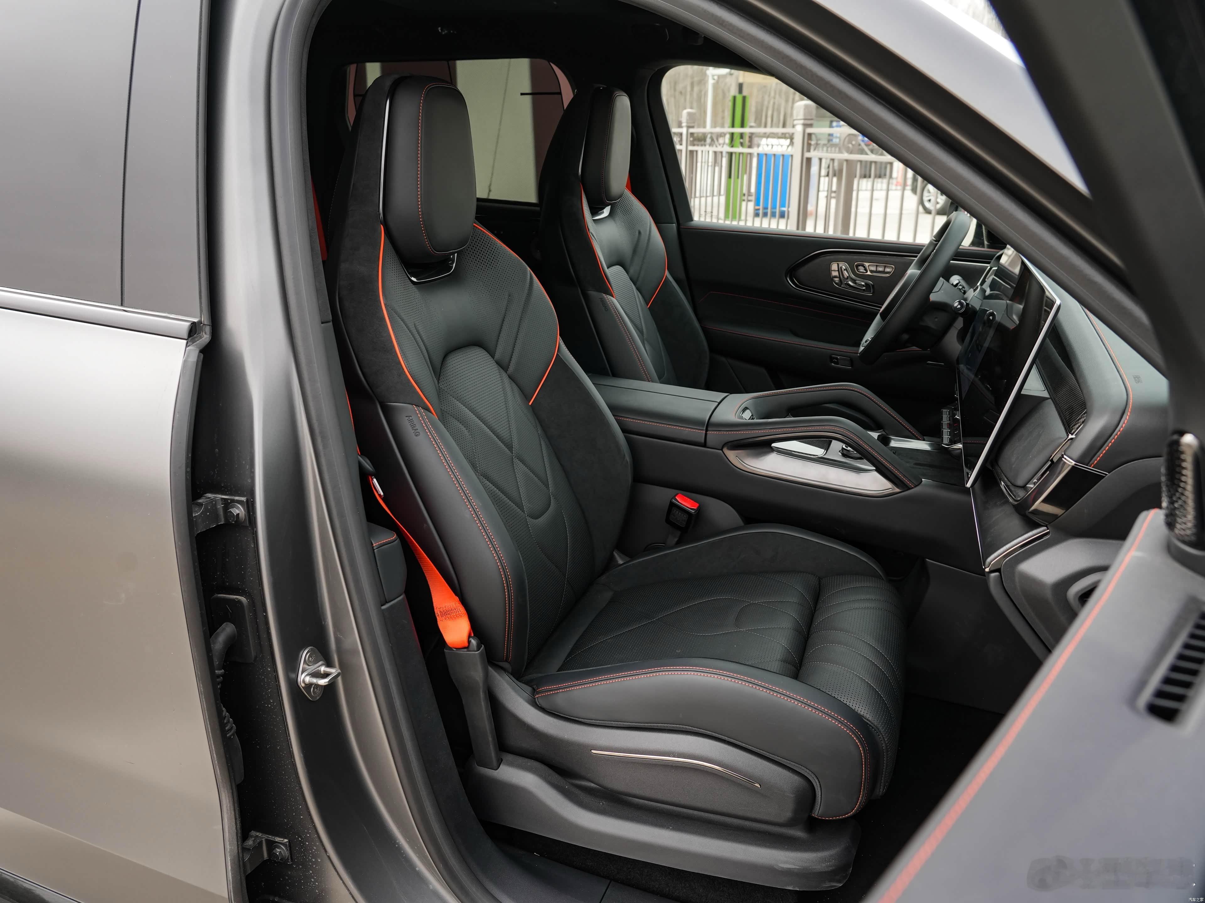 极氪8X上市限时售价32.98万元起我觉得极氪8X最聪明的地方，除了定价拉进30