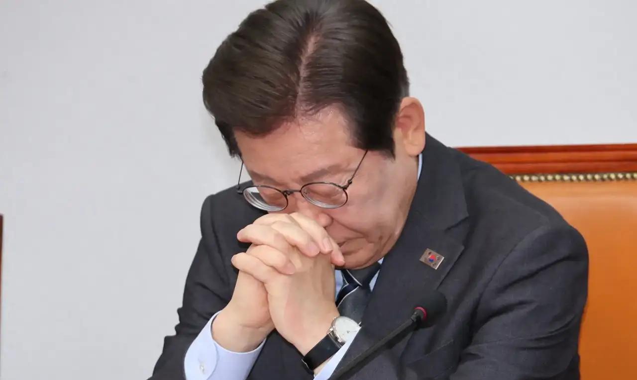 韩国的这些个政客们，就是要挑一个重大的国事活动期间，动不动绝食静坐削发，究竟唱的