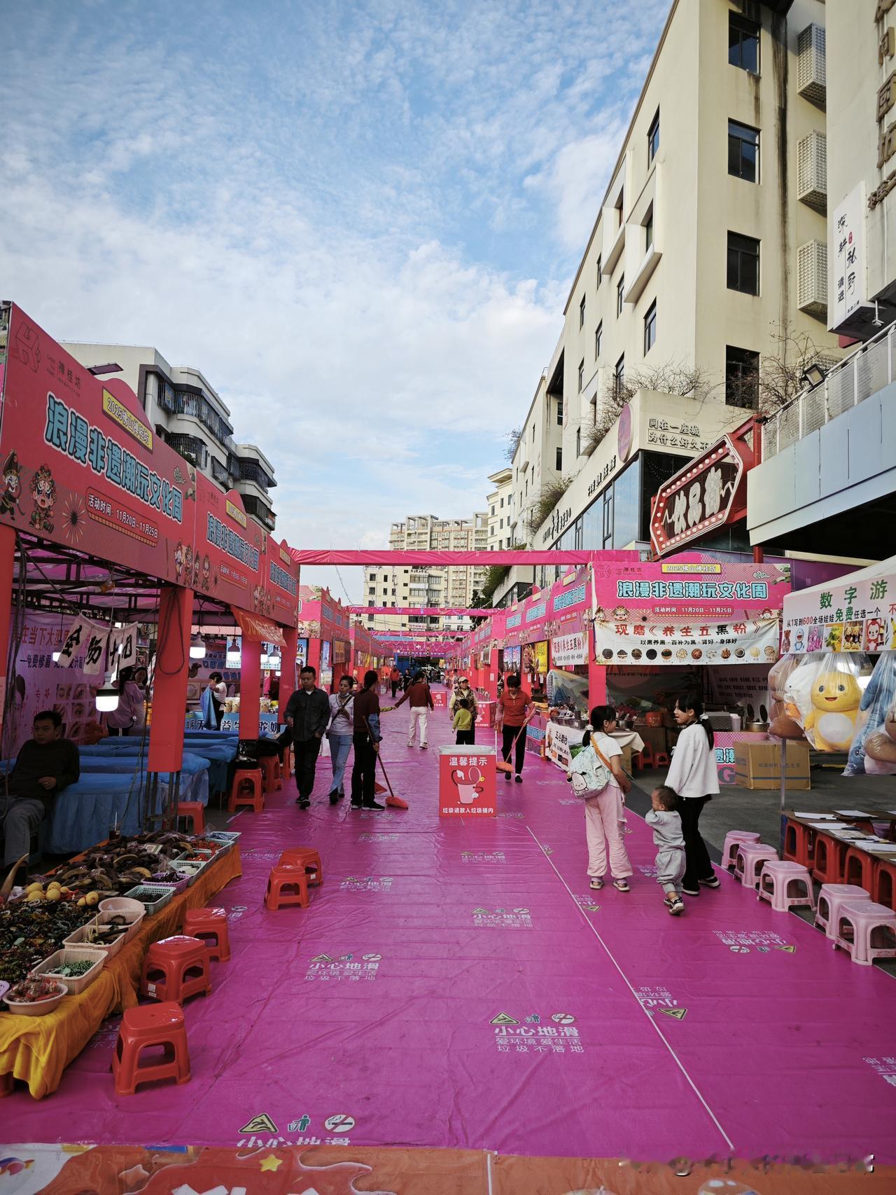 号称非遗潮玩美食节，现场冷清到摊主蹲墙角发呆刚路过佛山这场“浪漫非遗潮玩文化