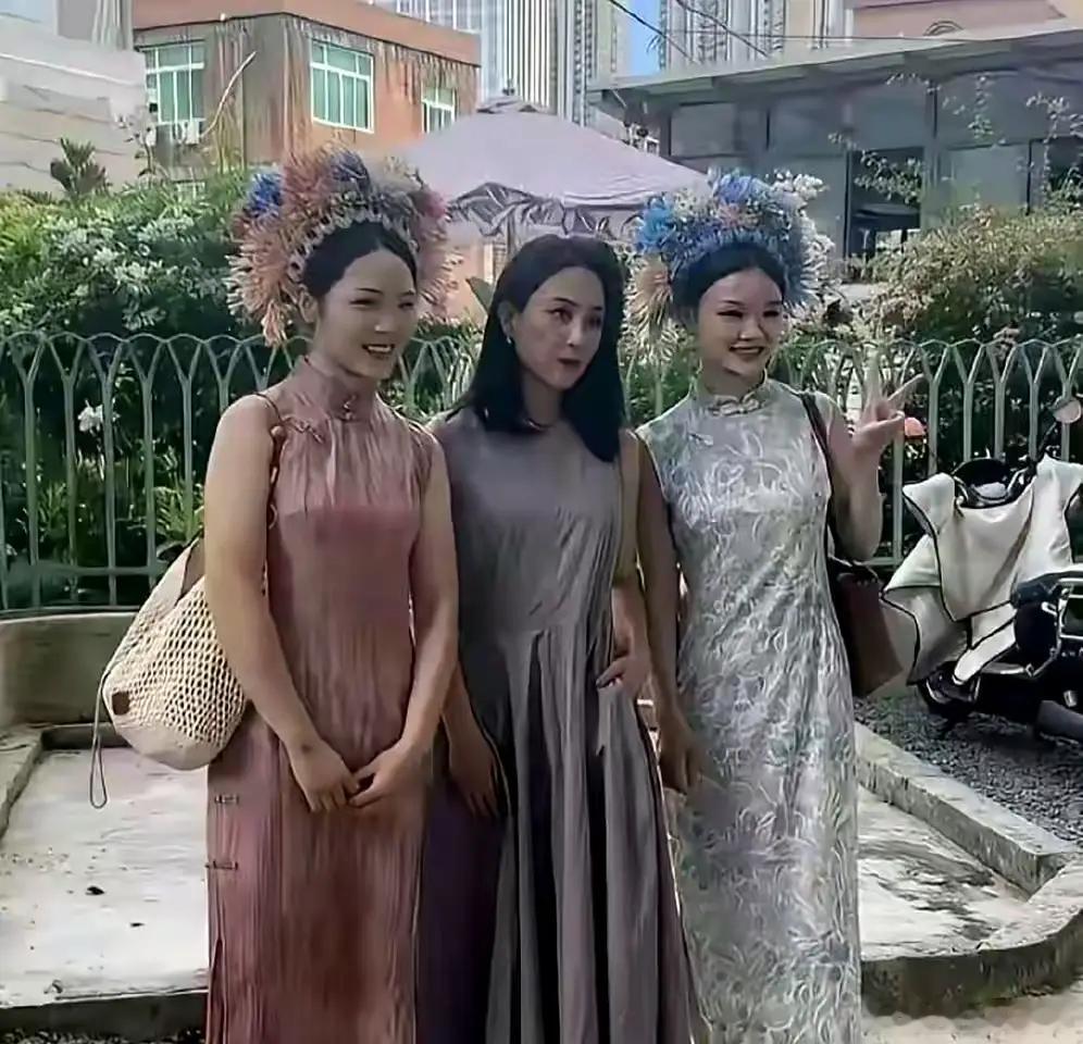 人家一脸不爽，你们还凑上去合影