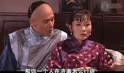 那年，20岁的何赛飞去老师家做客时，看到全家福中老师的的4个儿子，她心想：“自己