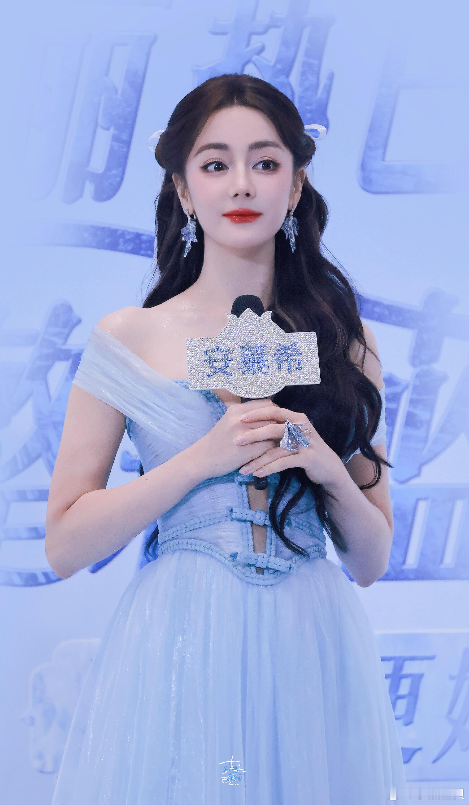 迪丽热巴《功夫女足》还将于2026年8月6日逐步开启全球上映⚽️迪丽热巴主动打破
