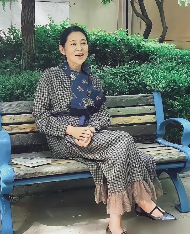 时光匆匆，谁都会老！倪萍以前年年主持春晚，风光无限，现在的她也成了倪大姐、倪大妈