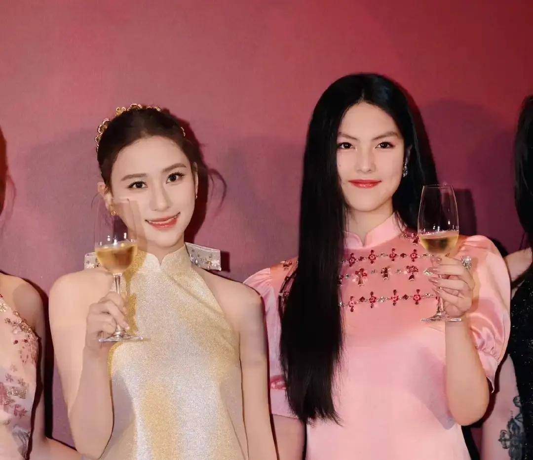 李湘带16岁王诗龄出席珠宝晚宴，小姑娘一身定制礼服配浓妆，被镜头怼脸时站得笔直，