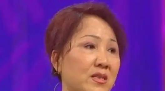 1972年，泥瓦匠张复生迎娶了女知青乔献华。新婚夜，他发现妻子的腰很粗，面对他的