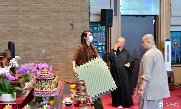 王祖贤在加拿大参加法会活动，这两年她的变化好大，身材发福，穿着宽松的衣服像个普通