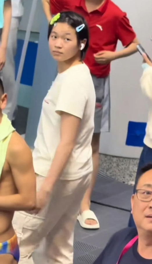 陈芋汐估计怎么也不会想到明明她在全国跳水冠军赛拿了冠军热度却还不如在看台