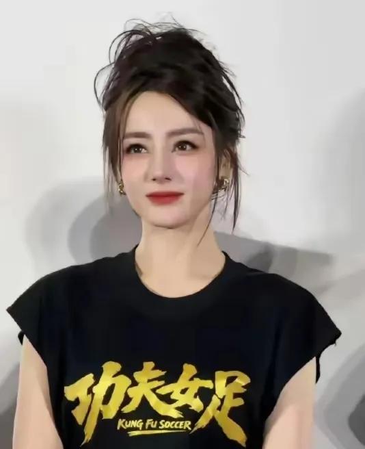 刘嘉玲问张小斐：7亿票房后，星爷请你吃大餐了吗？张小斐笑着答：还用请？拍戏三个多