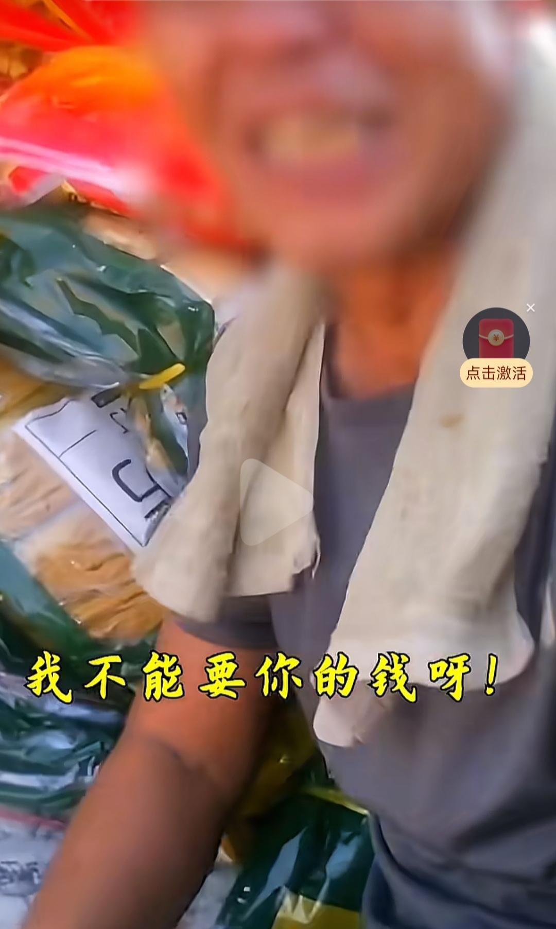 货车在高速上侧翻，司机失声痛哭：不能活了，多少也赔不起人家。90后交警暖心相助化