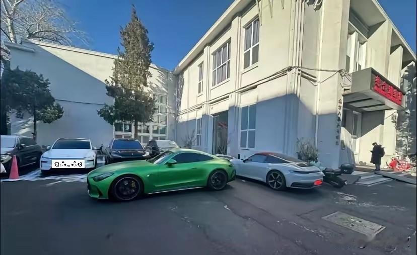 先农坛体校停着两辆车，绿色的奔驰跑车是王楚钦的，据说旁边那辆是龙队的！有人问