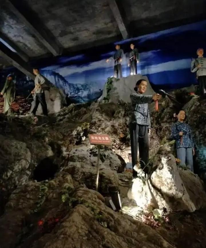 三十多年前我家来了一个疯老太婆，她什么也不要就要饭吃，好心的奶奶给她盛饭、盛菜，