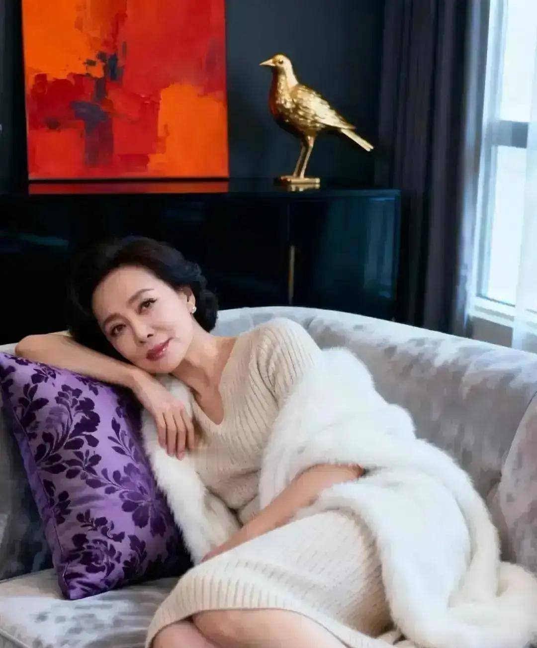 丝袜破个洞，全球卖疯了Balmain2024早春系列，高叶穿着那双故意划