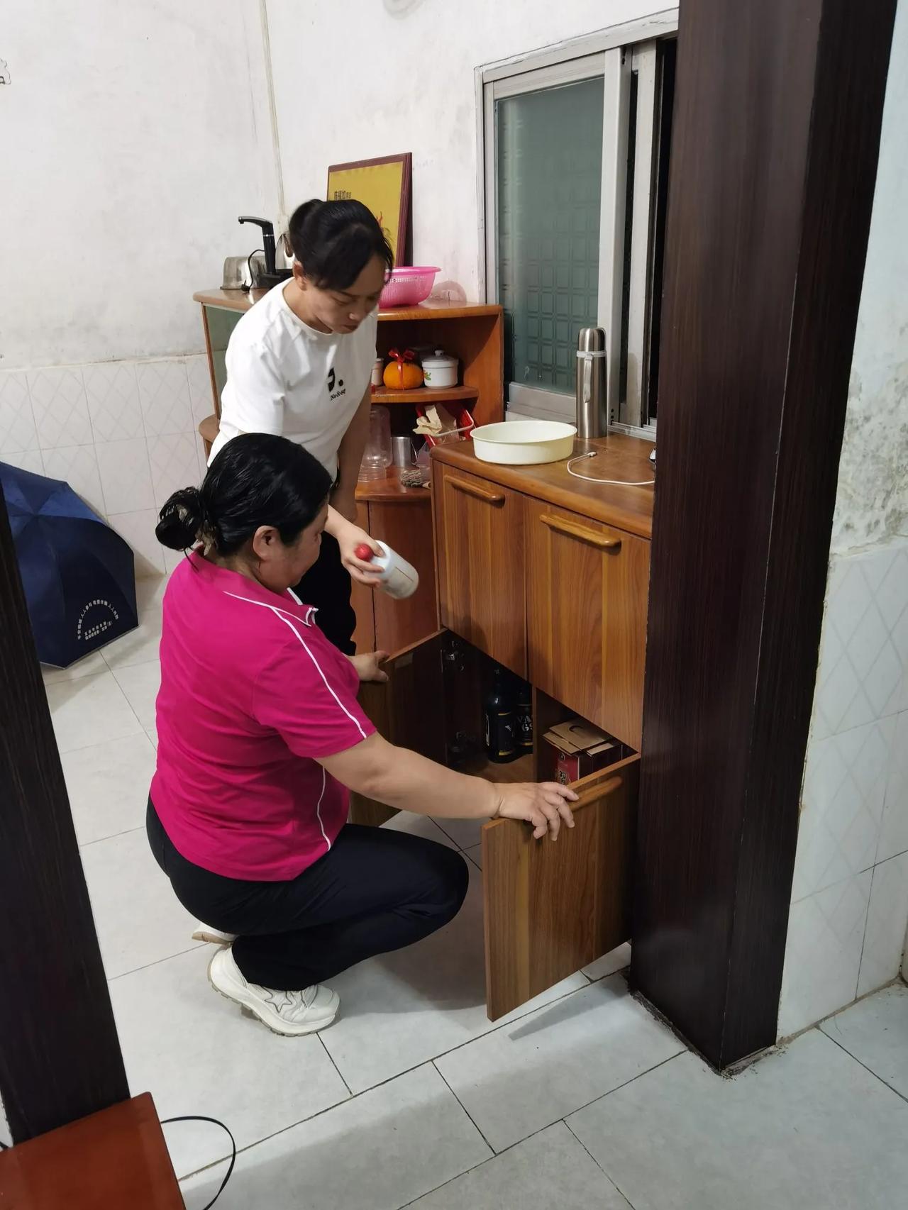 没有脑子的九种表现：第一嘴不言，家里有什么东西都往外那说。第二叫爱显摆，有一