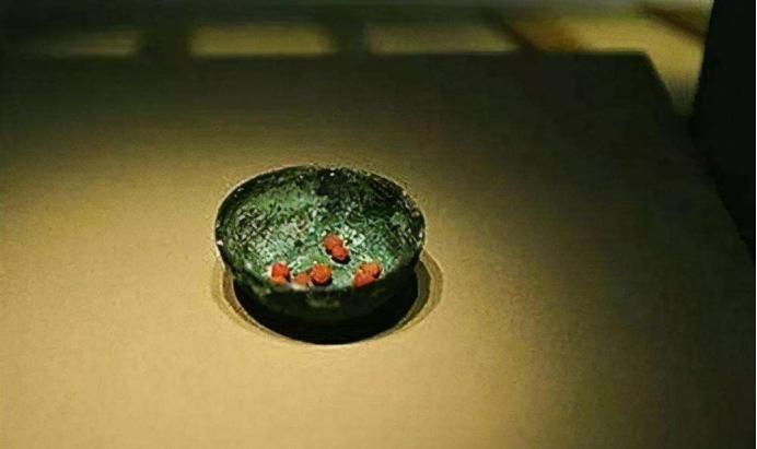 1965年南京的一处工地上，推土机刚铲开土层，一座东晋古墓就暴露在众人眼前。