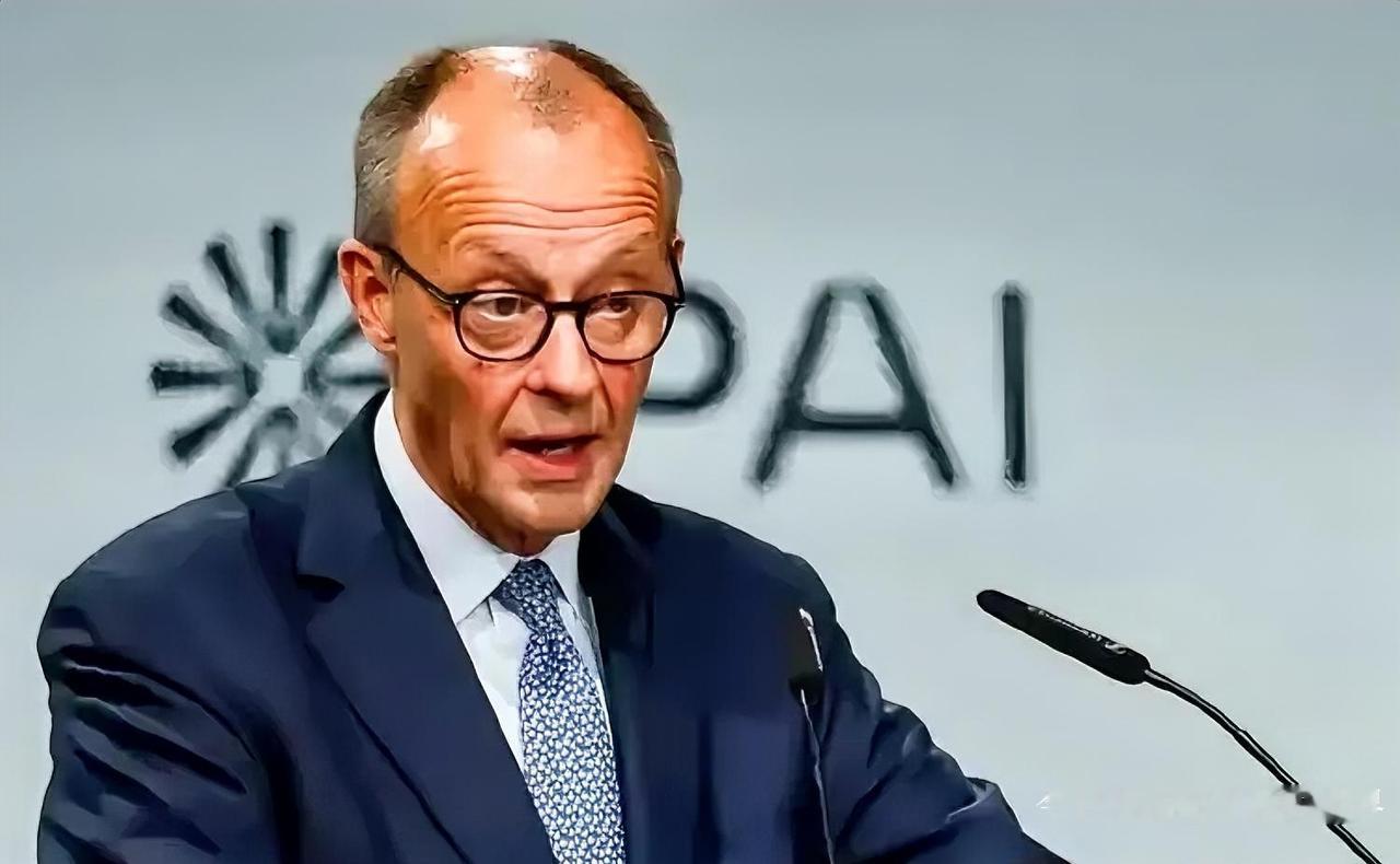 默茨急喊“断供不可接受”,背后是德国车企在“等芯片续命”,欧盟峰会前的布鲁塞尔,